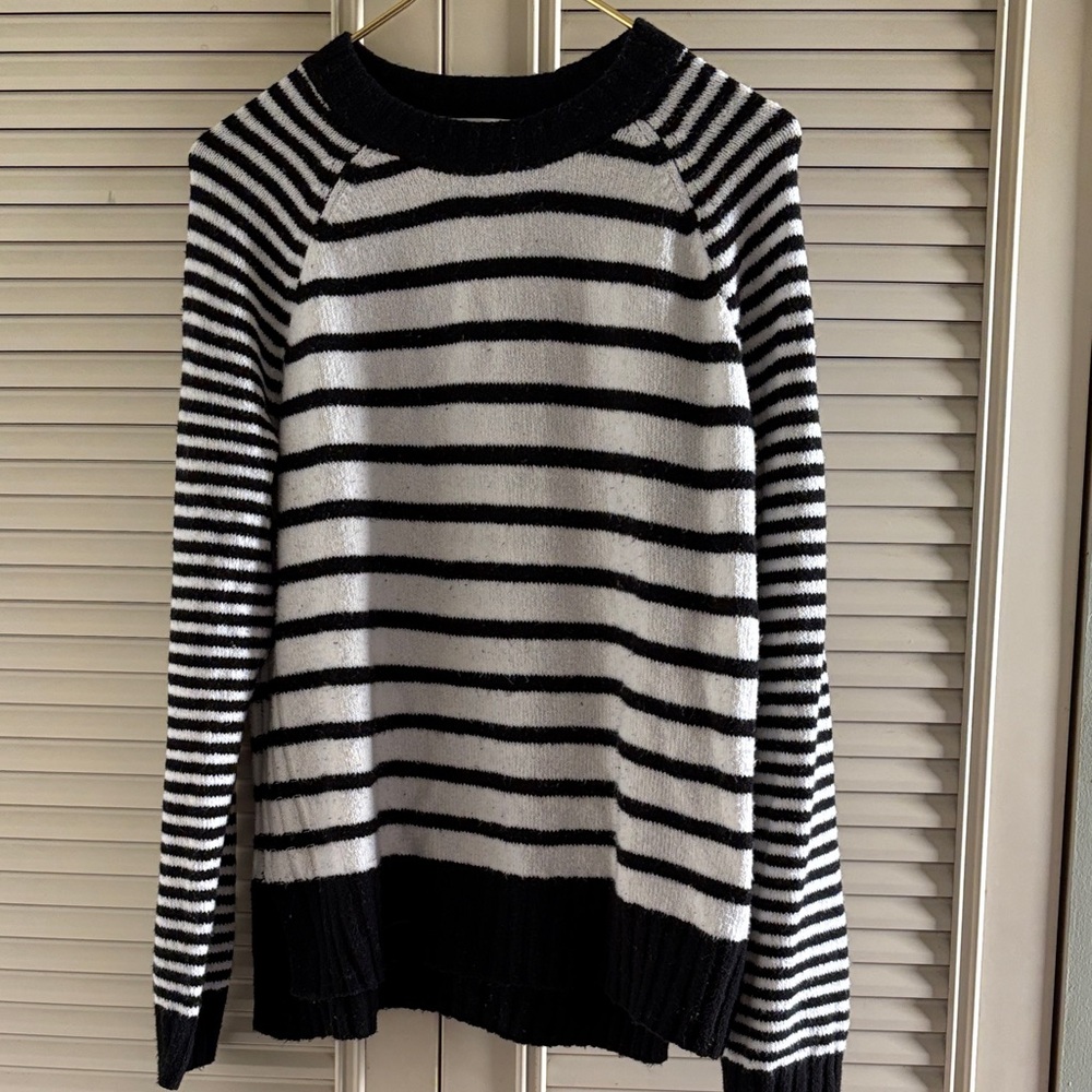 Time and Tru Black and White Knit Top